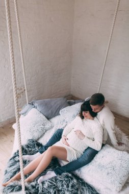 Stüdyoda poz veren mutlu genç çift Noel için süslendi. 