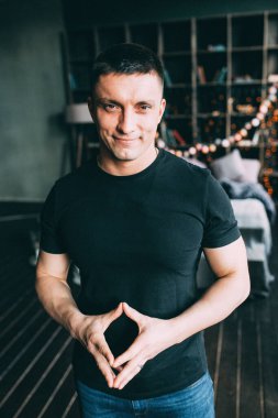 Stüdyo odasında genç bir adamın portresi.