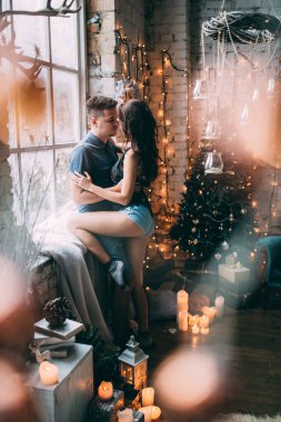 Güzel, genç ve aşık bir çift. Sıcak bir Noel 'de kucaklaşıyorlar.              