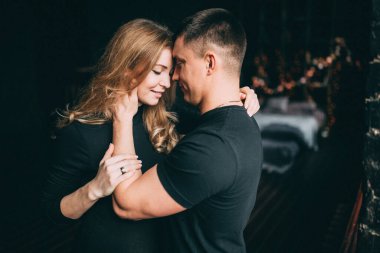 Stüdyoda poz veren güzel genç çifti kapatın. 