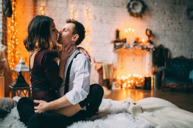 Genç ve güzel bir çift Noel arifesinde poz veriyor. 