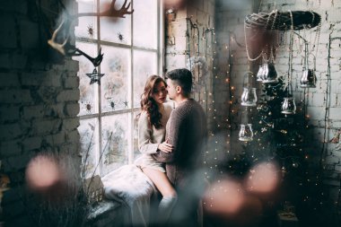 Güzel, genç ve aşık bir çift. Sıcak bir Noel 'de kucaklaşıyorlar.              