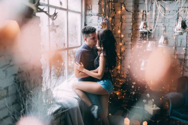 Güzel, genç ve aşık bir çift. Sıcak bir Noel 'de kucaklaşıyorlar.              