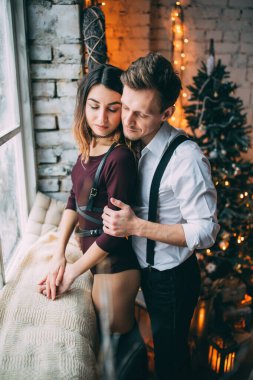 Genç ve güzel bir çift Noel arifesinde poz veriyor. 