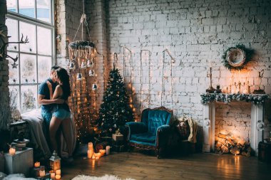 Stüdyoda Noel süsleriyle poz veren güzel bir çift 