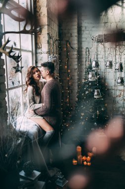 Güzel, genç ve aşık bir çift. Sıcak bir Noel 'de kucaklaşıyorlar.              