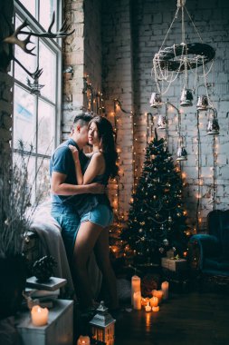 Stüdyoda genç ve güzel bir çift var. 