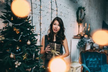 Hediye kutusuyla güzel bir kadın. Kapatın. 