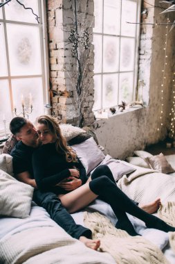 Güzel, mutlu bir çift rahat bir iç mekanda oturuyor. 