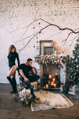 Yılbaşı arifesinde genç ve güzel bir çift..