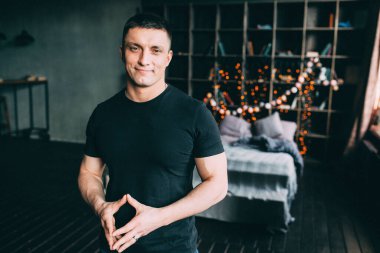 Stüdyo odasında genç bir adamın portresi.