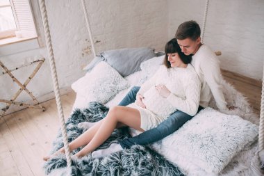 Stüdyoda poz veren mutlu genç çift Noel için süslendi. 