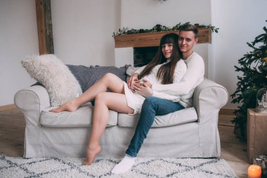 Çiftin şenlik ağacının yanında dinlenmelerini bekliyoruz.