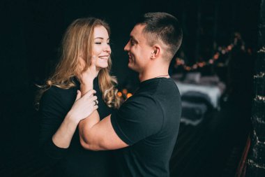 Stüdyoda poz veren güzel genç çifti kapatın. 