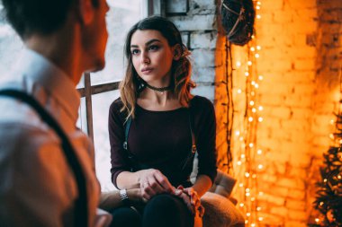 Sıcak bir atmosferde oturan genç çift