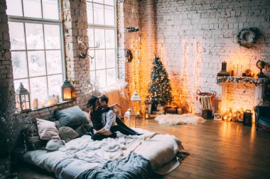 Genç ve güzel bir çift Noel arifesinde poz veriyor. 