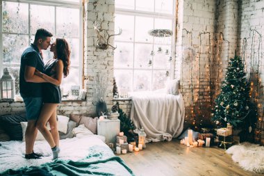 Güzel, genç ve aşık bir çift. Sıcak bir Noel 'de kucaklaşıyorlar.              