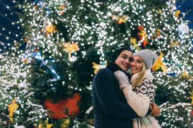 Birbirine aşık genç bir çift Noel ağacında kışlık kıyafetler giyiyor. Yeni yılın aşk hikayesi.. 