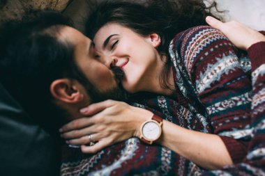 Mutlu aile, dekore edilmiş iç kısımda, stüdyo yatağında uzanıyor. 