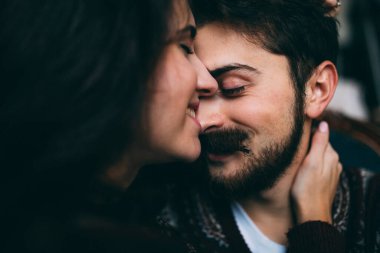 Stüdyoda genç bir adam ve güzel bir kız. 