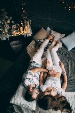 Genç çift sabahları yatakta.