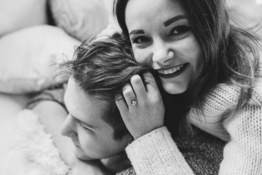 Yatakta yatan çift, siyah beyaz. 