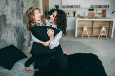 Mutlu anne ve kız stüdyoda.