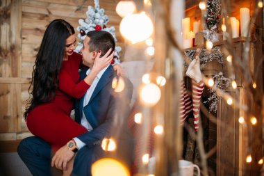 Yeni yılın arka planında poz veren güzel bir çift.. 