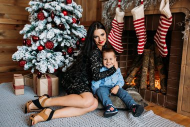 Mutlu anne ve küçük oğlu stüdyoda. 