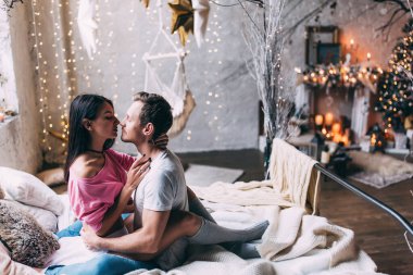 Stüdyoda güzel bir dekorla poz veren genç bir çift. 