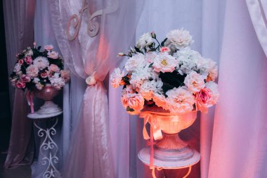 Güzel çiçeklerin yakın çekim görüntüsü, zarif bir düğün dekoru.         