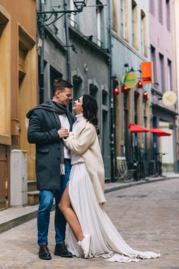 Güzel, genç ve aşık bir çift şehirde poz veriyor.                