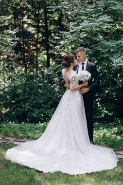 Gelin ve damat çifti parkta birlikte poz veriyor. düğün günü                        