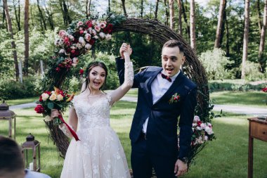 Güzel, mutlu bir gelin ve damat çifti düğün töreninde            