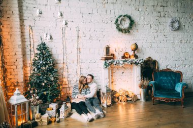 Noel arifesinde güzel mutlu bir çift. Tatil fotoğrafında. 