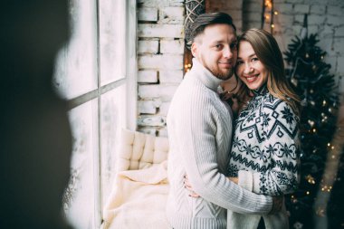 Noel arifesinde güzel mutlu bir çift. Tatil fotoğrafında. 