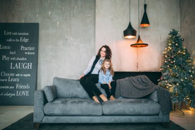 Mutlu bir anne ve kızı samimi bir iç mekanda 