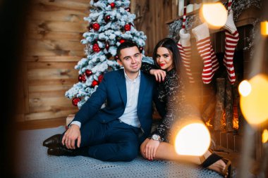 Yeni yıl stüdyosunda genç bir çift fotoğraf çekimi yapıyor. 