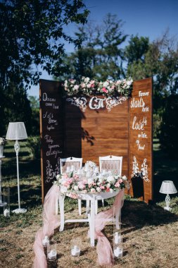 Masalı düğün süslemeleri, parkta sandalyeler ve çiçekler.