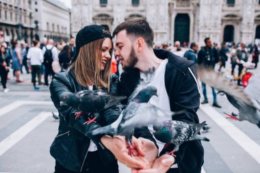 Mutlu çift İtalya 'da Duomo di Milano' nun önünde güvercinlerle poz veriyor.