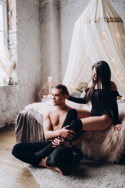 Genç ve seksi bir çift yatakta poz veriyor..