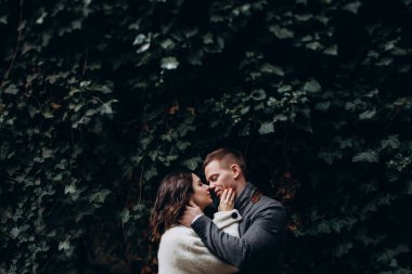 Ormanda yapraklara poz veren güzel bir çift.