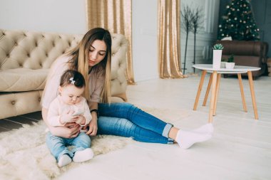 Anne ve kızı odada.