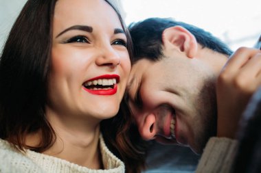 Güzel, mutlu, birbirine aşık genç bir çiftin yakın çekimi.