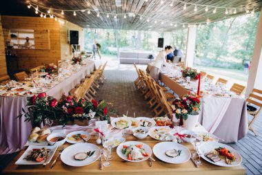 Düğün resepsiyonu için güzel bir masa.                  