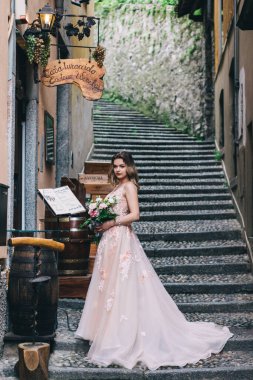 Şehirde bir buket çiçekli güzel bir gelin.   