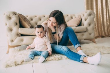 Mutlu anne ve küçük kız yerde