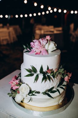 Çiçekli lezzetli düğün pastası manzarası 