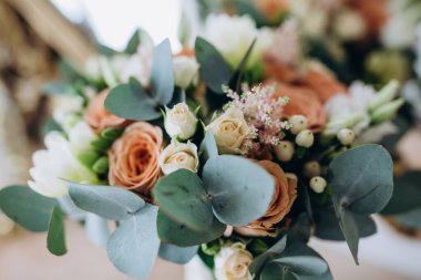 Güzel çiçeklerin yakın çekim görüntüsü, zarif bir düğün dekoru.         