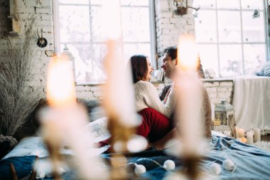 Güzel, mutlu, birbirine aşık genç bir çift sıcak bir odada kucaklaşıyorlar..                   